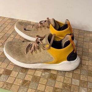 Nike Women’s Athletic Shoes in Tan and Yellow size 9